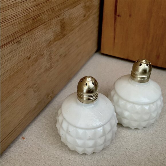 Vintage Hobnail White Milk Glass Salt & Pepper Shakers Made in Japan Gold Topped - Picture 1 of 5